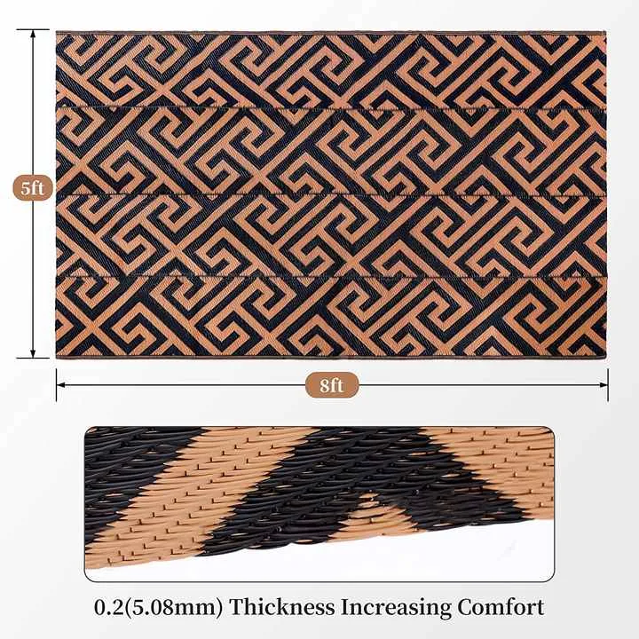 سجادة بلاستيكية من القش للأنشطة الخارجية . Plastic straw mat for outdoor activities