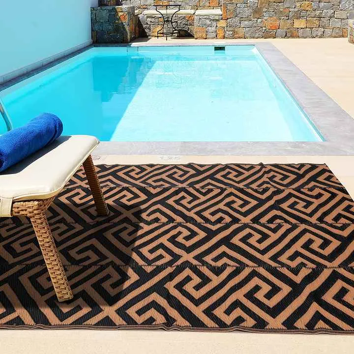 سجادة بلاستيكية من القش للأنشطة الخارجية . Plastic straw mat for outdoor activities