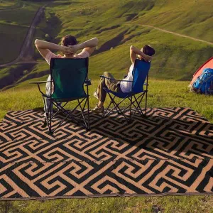 سجادة بلاستيكية من القش للأنشطة الخارجية . Plastic straw mat for outdoor activities