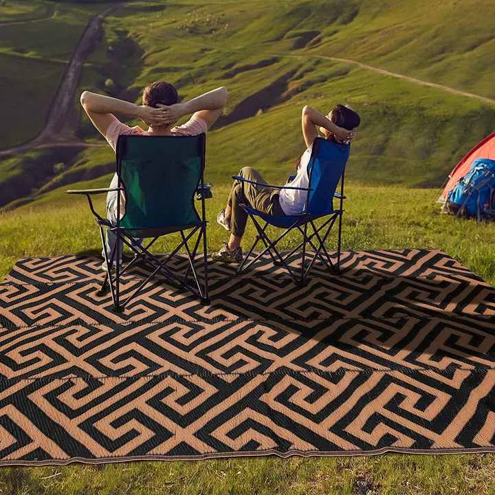 سجادة بلاستيكية من القش للأنشطة الخارجية . Plastic straw mat for outdoor activities