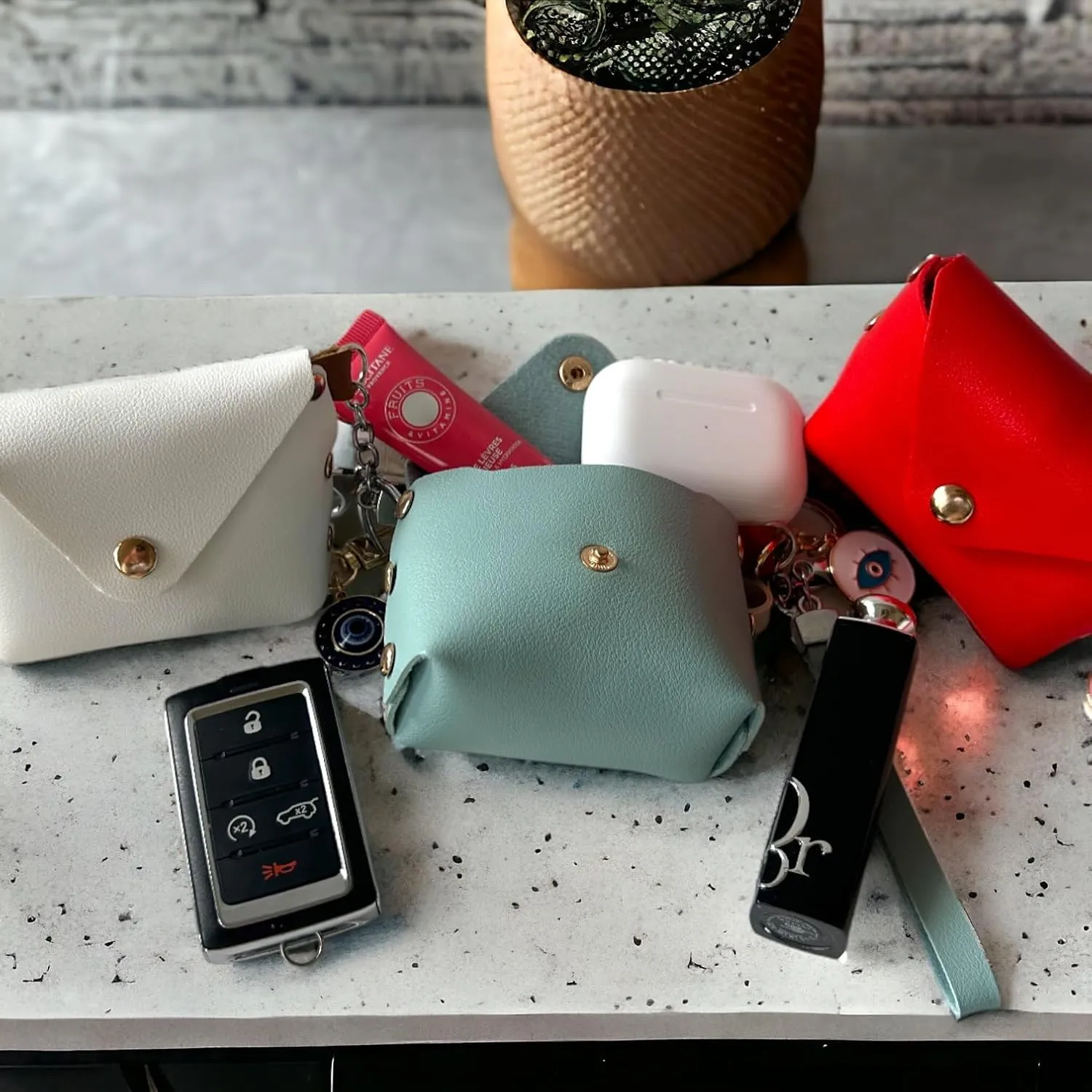 Luzia Chic Wristlet Purse